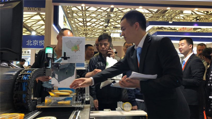 sinojoinsun team to demo the operation of Online Food Inkjet Printer